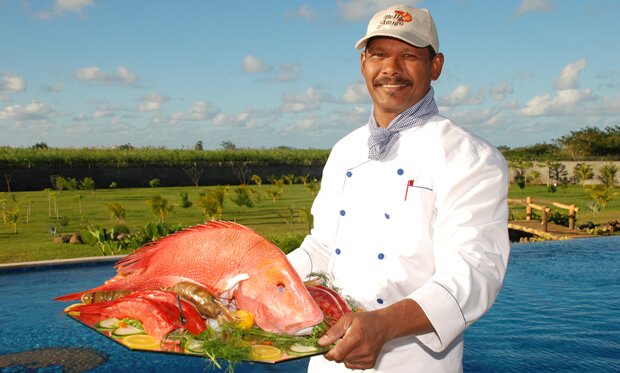 Chef in front of pool at Restaurant Rêve d'R